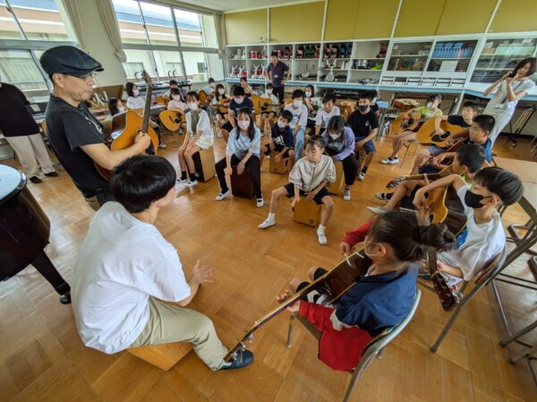24/07/04 ロックの演奏にチャレンジ　三和小５年生が楽器体験